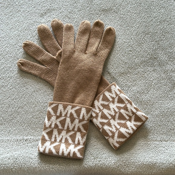 Michael Kors gloves. - Picture 4 of 4